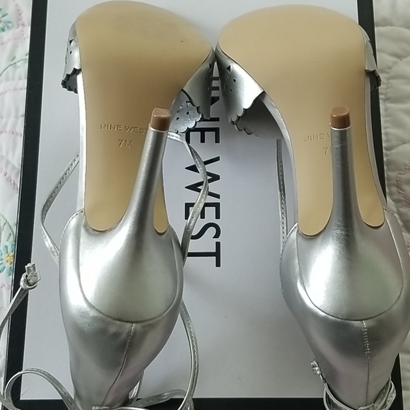 Nwt nine west Silver ankle strap sandal.  Sz 7 - Picture 5 of 5